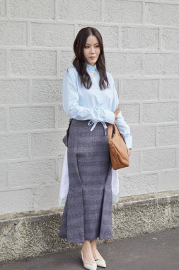 MİLAN, İTALYA 19 Eylül 2024: Jenny Tsang Prada defilesinden önce, Milano sokak stili