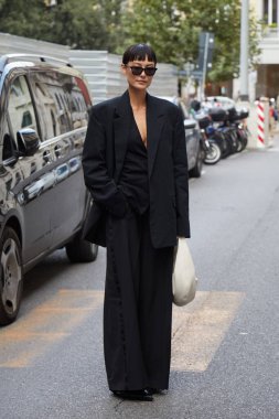 MİLAN, İTALYA 19 Eylül 2024: Margiela defilesinden önce siyahlı kadın, Milano sokak stili