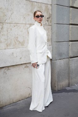 MİLAN, İTALYA 19 Eylül 2024: Beyaz ceketli ve palazzo pantolonlu kadın Maison Margiela defilesinden önce, Milano sokak tarzı