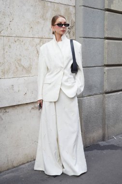 MİLAN, İTALYA 19 Eylül 2024: Beyaz ceketli ve palazzo pantolonlu kadın Maison Margiela defilesinden önce, Milano sokak tarzı