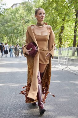 MİLAN, İTALYA 20 Eylül 2024: Leonie Hanne Gucci defilesinden önce bej ceketli ve elbiseli, Milan sokak stili