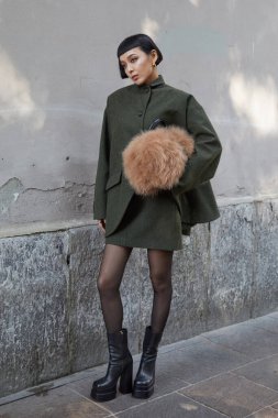 MİLAN, İTALYA 21 Eylül 2024 Bally defilesinden önce Kiwi Lee, Milano sokak tarzı