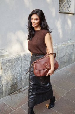 MİLAN, İTALYA 21 Eylül 2024: Pia Wurtzbach Bally defilesinden önce, Milano sokak tarzı