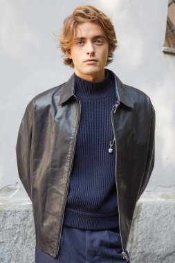 MİLAN, İTALYA 21 Eylül 2024: Ryan Prevedel Bally defilesinden önce siyah deri ceketli, Milan sokak stili