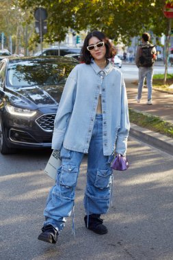 MILAN, İtalya - 21 Eylül 2024: Attico defilesinden önce Oranicha Krinchai, Milano sokak tarzı