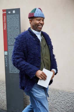 MILAN, İtalya - 20 Ocak 2025: Giorgio Armani defilesinden önce Edward Buchanan, Milan Moda Haftası tarzı