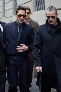 MILAN, ITALY - 20 Ocak 2025: Adrien Brody ve Matt Smith (Matthew Robert Smith) Giorgio Armani defilesinden önce, Milan Moda Haftası tarzı