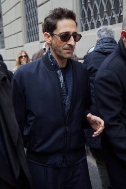 MILAN, ITALY - 20 Ocak 2025: Adrien Brody ile Giorgio Armani defilesinden önce, Milan Moda Haftası tarzı