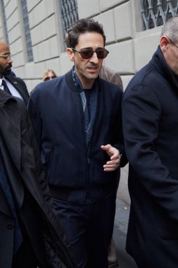 MILAN, ITALY - 20 Ocak 2025: Adrien Brody ile Giorgio Armani defilesinden önce, Milan Moda Haftası tarzı