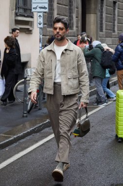 MILAN, ITALY - 20 Ocak 2025: Bej süet ceketli ve pantolonlu Kadu Dantas Giorgio Armani moda defilesi, Milan Moda Haftası sokak tarzı