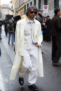 MILAN, İtalya - 20 Ocak 2025: Giorgio Armani defilesinden önce beyaz kıyafetli Simone Marchetti, Milano Moda Haftası tarzı