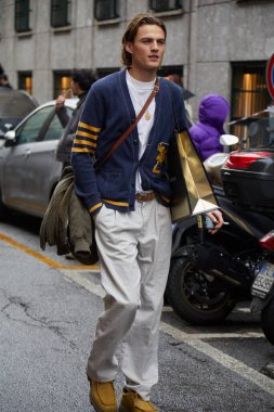 MILAN, ITALY - 20 Ocak 2025: Giorgio Armani defilesinden önce bej pantolonlu top model, Milan Moda Haftası tarzı