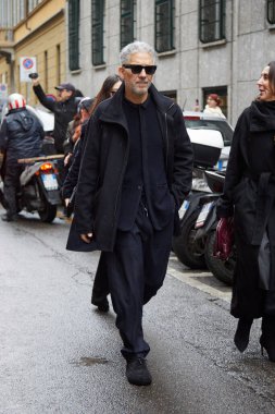 MILAN, ITALY - 20 Ocak 2025: Giorgio Armani defilesinden önce Beppe Fiorello, Milan Moda Haftası tarzı