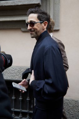 MILAN, ITALY - 20 Ocak 2025: Adrien Brody Giorgio Armani defilesinden önce, Milan Moda Haftası tarzı