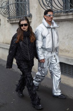 MİLAN, İTALYA 19 Ocak 2025: Gümüş ceketli, pantolonlu ve siyah ceketli kadın ve adam Prada defilesinden önce, Milan Moda Haftası tarzı