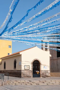 San Blas Kilisesi 'nin ön cephesi, girişi mavi ve beyaz süslemeli, balıkçı köyü Los Abrigos, Tenerife, Kanarya Adaları, İspanya