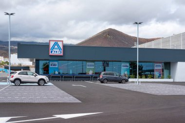 Aldi, Las Chafiras, Tenerife Kanarya Adaları, İspanya - 20 Eylül 2022: Yeni açılan indirimli süpermarketin dışı, marka adı ve belirlenmiş alışveriş tramvayı ile girişin manzarası