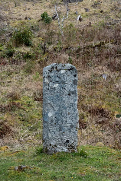 Piedra Picta Con Símbolos Distintos Tallados Cara Frontal Pie Suelo — Foto de Stock
