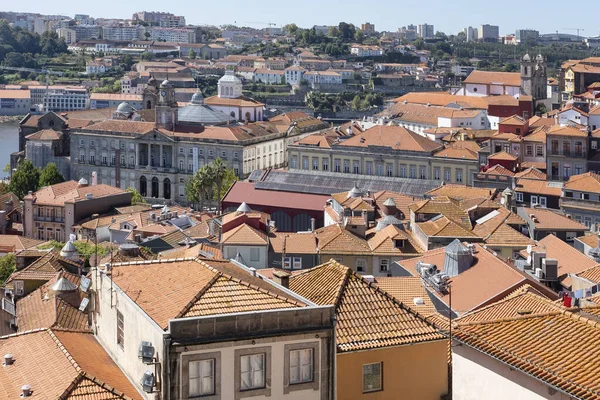 葡萄牙波尔图 2022年9月26日 从Terreiro Se的观点看标志性的梯田屋顶 从历史建筑和其他流行的地标看都罗河 — 图库照片