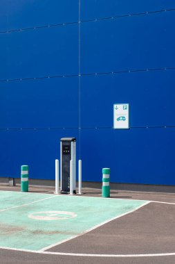 Ikea, Las Chafiras, San Miguel de Abona, Tenerife, Kanarya Adaları, İspanya - 20 Eylül 2022: elektrikli arabalar için şarj istasyonu, çevre dostu araçları olan müşteriler için ayrılmış park yeri