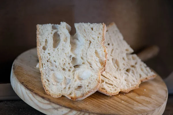 Yuvarlak Ahşap Bir Tahtaya Konmuş Yapımı Ekşi Ekmek Dilimleri Sağlıklı — Stok fotoğraf