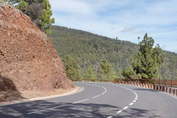 Estrada Sinuosa Passando Pela Montanha Colinas Cobertas Com Floresta Pinheiros — Fotografia de Stock