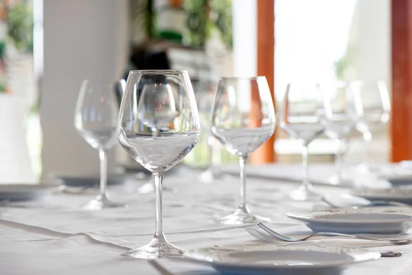 Arreglo Mesa Restaurante Con Vino Cristal Espumoso Vasos Agua Platos Imagen de archivo