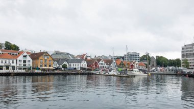 Stavanger, Norveç - 3 Ağustos 2018: Stavangerfjord 'u çevreleyen kentin bir kısmı, modern ve eski binalar ve turist ve sakinlerin deniz manzaralarının keyfini çıkarmalarını sağlayan uzun bir gezinti alanı