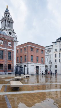 Londra, İngiltere - 10 Ağustos 2018: Yağmurlu bir günde Paternoster Meydanı 'ndan St Paul Katedrali' ne yaklaşıyoruz, bugünlerde çeşitli perakende mağazaları, restoranlar ve ofislerin bulunduğu tarihi bir bölge.