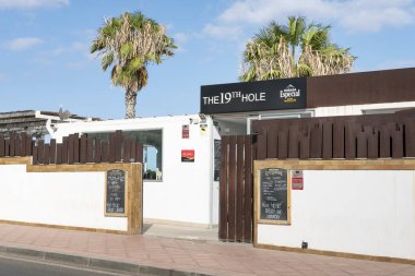 19. Hole restoranı, Amarilla Golf, Tenerife, Kanarya Adaları, İspanya - 23 Haziran 2023: Yeme yerinin girişinin sokak manzarası golf kortları tarafından sakin bir ortamda İspanyol mutfağı sunuyor.