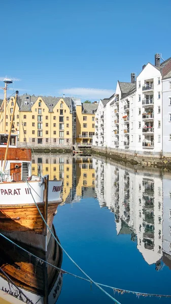 Brosundet Kanalı, Alesund, Norveç - 1 Ağustos 2018: Kasaba merkezinden geçen dar kanal geçişinin el değmemiş sularını yansıtan ünlü sanat yeni binalarıyla sakin bir sabah manzarası