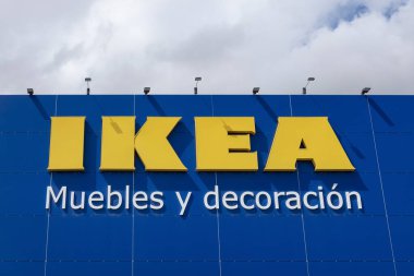 IKEA, Las Chafiras, Tenerife, Kanarya Adaları, İspanya - 20 Eylül 2022: hazır mobilya ve ev aksesuarları satan popüler İsveçli perakendeciye karşı sarı renkli ikonik logo