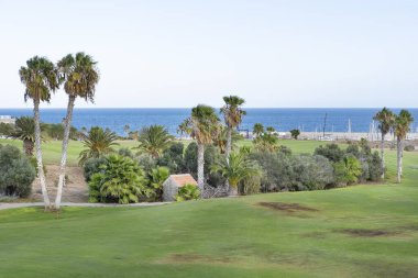 Amarilla Golf, Tenerife, Kanarya Adaları, İspanya - 28 Temmuz 2023: Sükunet oteli ile Marina San Miguel olarak bilinen küçük bir liman arasında yayılan 18 delikli golf sahaları