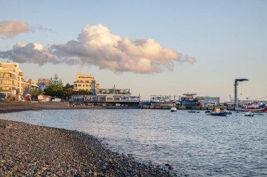 Las Galletas, Tenerife, Kanarya Adaları, İspanya - 6 Kasım 2020: Gün batımı küçük pitoresk bir kasaba üzerinde yerel liman Marina del Sur yakınlarında bir çakıl taşı plajı yuva