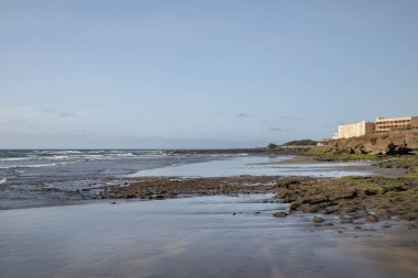 Playa de la Jaquita 'nın sabah manzarası, El Medano yakınlarındaki volkanik kumlu sakin plaj, su sporları ve çeşitli aktiviteler için turistlerin ziyaret ettiği kıyı kasabası, Tenerife, Kanarya Adaları, İspanya