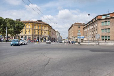 Bologna, İtalya - 8 Mayıs 2023: Şehrin ana demiryolu terminali Bologna Centrale 'nin bitişiğindeki kavşağın hareketli sokak manzarası, bölgenin tipik mimarisi ile çevrili.