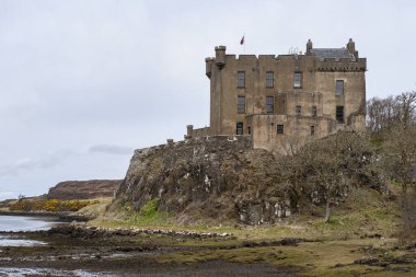 Dunvegan, Skye Adası, İskoçya, İngiltere - 10 Nisan 2022: etkileyici ortaçağ kalesi ve kalesi üzerinde kasvetli atmosfer, en eski ve önde gelen İskoç Klanlarından MacLeod Chiefs 'in atalarının evi