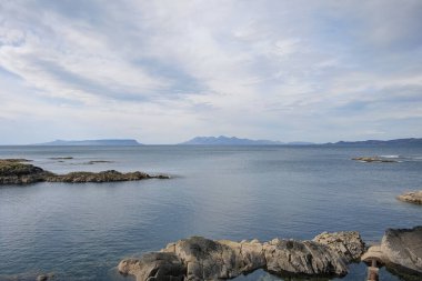 Mallaig 'den görüntüler, İskoç batı kıyısındaki pitoresk liman kasabası Küçük Adalar olarak bilinen iç Hebrides adalarına doğru, İskoçya, İngiltere' nin tanıdık yabani güzelliğini gösteren ıssız bir manzara.