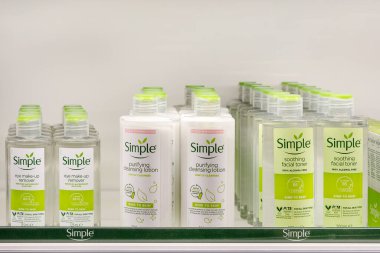 Sainsblury 's, Luton Road, Dunstable brunch, İngiltere - 27 Aralık 2023: yapay parfümler olmadan hassas ve hassas cilt dostu ürünleri ile bilinen popüler cilt bakımı markasıyla dolu raflar