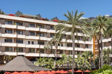 Botanico Oteli, Puerto de la Cruz, Tenerife, Kanarya Adaları, İspanya - 25 Eylül 2023: La Paz 'da bulunan ünlü otelin havuz kenarı, Kanarya' nın Avrupalı turistler için tatil beldesi