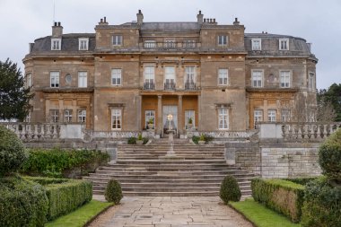 Luton Hoo, Luton, Bedfordshire, İngiltere - 22 Aralık 2023: Etkileyici neoklasik mimari tarzda inşa edilmiş büyük tarihi konak, simetrik cephe, uzun kuşak pencereleri ve zarif taş işçiliği