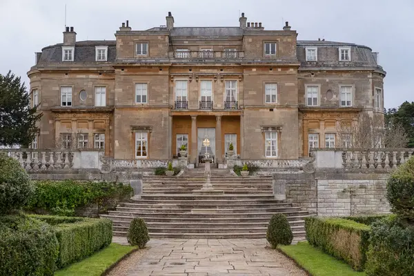 Luton Hoo, Luton, Bedfordshire, İngiltere - 22 Aralık 2023: Etkileyici neoklasik mimari tarzda inşa edilmiş büyük tarihi konak, simetrik cephe, uzun kuşak pencereleri ve zarif taş işçiliği