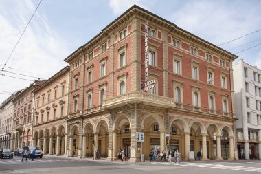 Hotel Internazionale, Bologna, Emilia-Romagna, İtalya - 8 Mayıs 2023: Tren istasyonu yakınlarındaki ünlü 4 yıldızlı otel, kaldırımlar boyunca yürüyen insanların ve arabaların yolları doldurduğu şehir manzarası