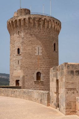 Bellver Kalesi olarak bilinen ortaçağ kalesinin kulelerinden birinin manzarası, 14. yüzyılda Kral 2. James, Palma de Mallorca, Balearic Adaları, İspanya tarafından inşa edilen eşsiz dairesel Gotik kalesi.