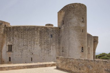 Ortaçağ Belver Şatosu, 14. yüzyıl Gotik tarzı kale. Yuvarlak kuleleri, dar pencereleri ve şehre bakan kireçtaşı duvarları, Palma de Mallorca, Balear Adaları, İspanya