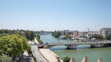 Seville, Endülüs, İspanya - 23 Haziran 2019: Guadalquivir nehri birkaç köprüye sahiptir, bunların en yakını Puente de Sant Telmo 'dur.