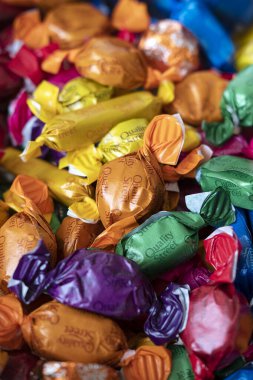 Flitwick, Bedfordshire, İngiltere - 26 Aralık 2023: Metalik folyoya sarılı renkli çikolata çeşitleri, Nestle şirketi tarafından üretilen ve satılan lezzetli şekerler
