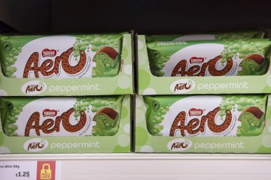 Sainsbury 's, Bedfordshire, İngiltere - 27 Aralık 2023: İsviçre' nin çok uluslu gıda ve içecek şirketi Nestle tarafından üretilen Nestle Aero Peppermint çikolatalarının temiz süpermarketi