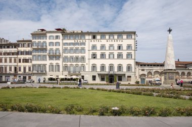 Grand Hotel Minerva, Floransa, İtalya - 9 Mayıs 2023: Ünlü Piazza di Santa Maria Novella 'ya bakan tarihi otel ve meydanı işaretleyen büyük mermer dikilitaş.
