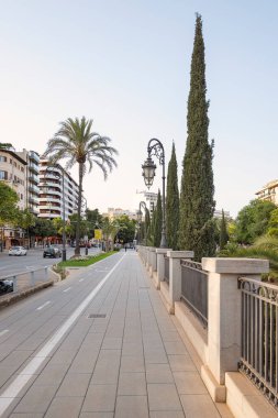 Palma de Mallorca, Balearic Adaları, İspanya - 26 Haziran 2024: sakin bir mahallede işlenmiş demir çitli dekoratif taş bir duvarın yer aldığı bir su kanalının yanındaki yaya geçidi